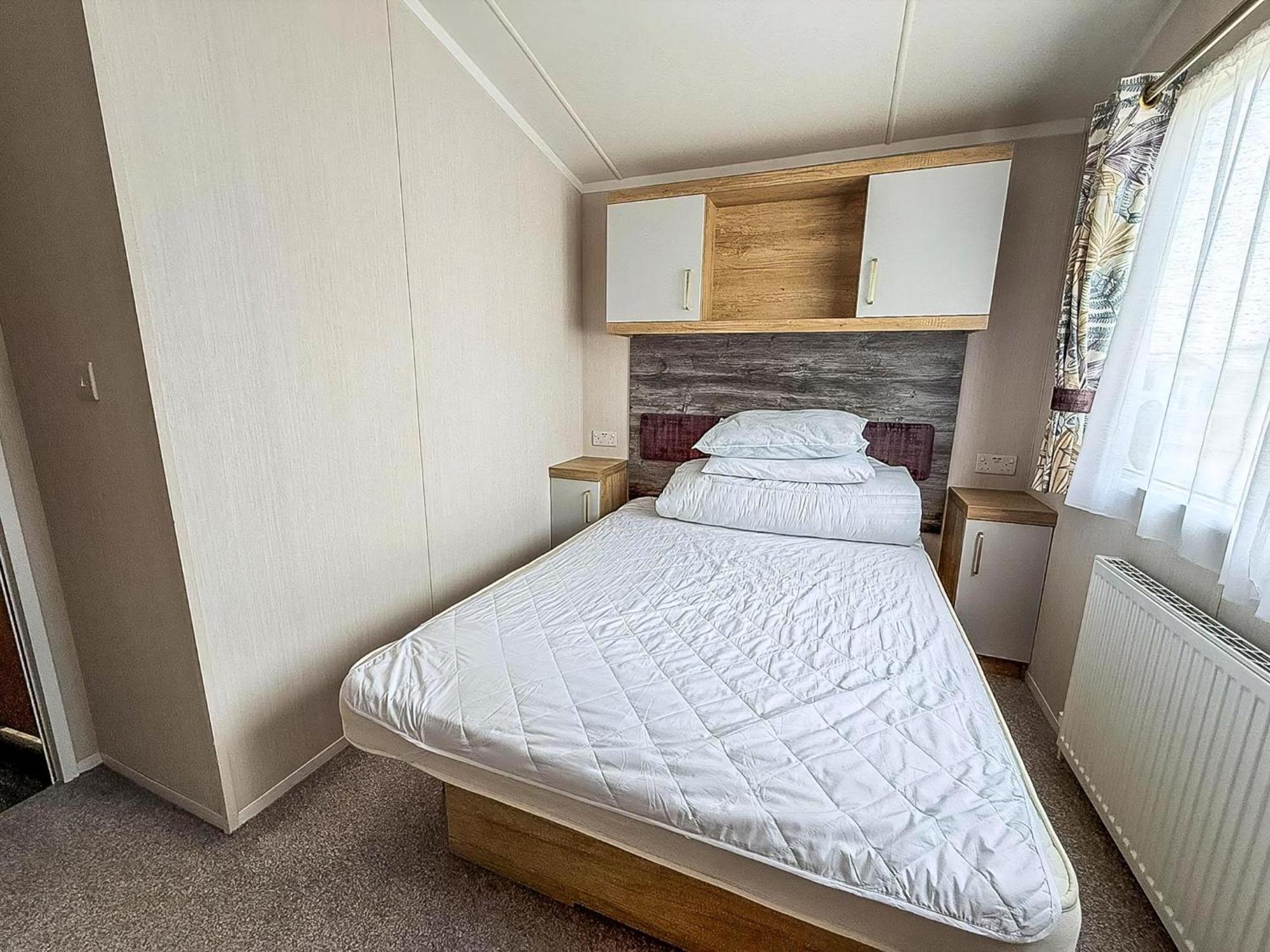 Modern Caravan At Caldecott Hall With Decking In Norfolk, Sleeps 8 Ref 91068C Грейт-Ярмут Экстерьер фото